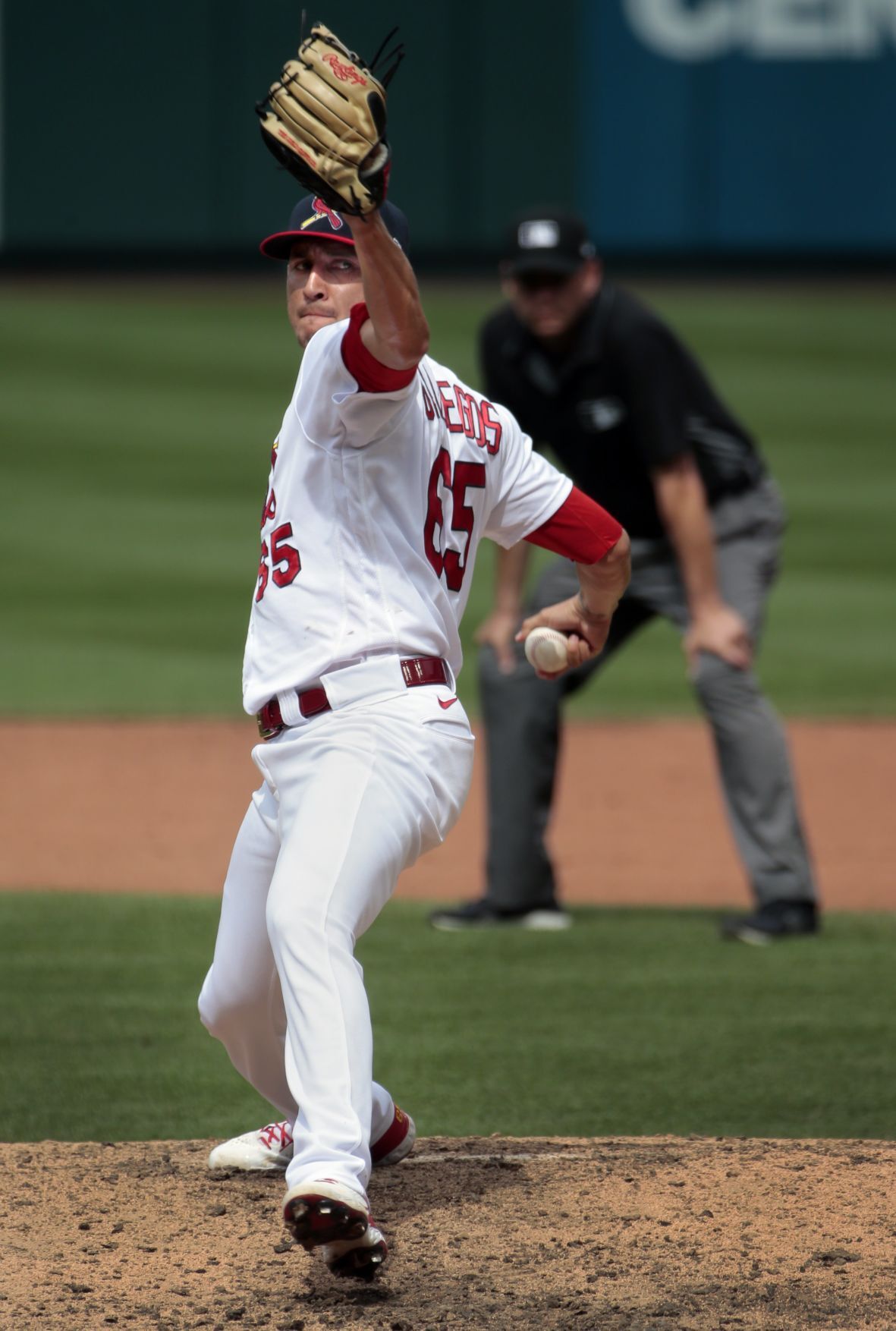 Reds sweep Cardinals 8-7